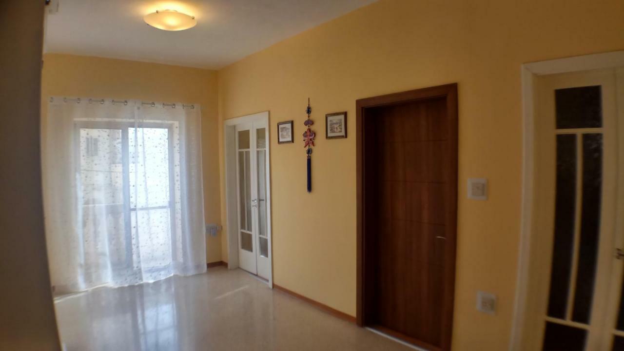 Corner Townhouse 1Km From University Appartement Msida Buitenkant foto